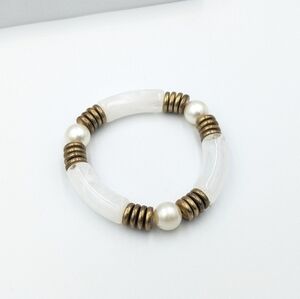 5/25$  Bronze tone and marbled plastic stretch bracelet